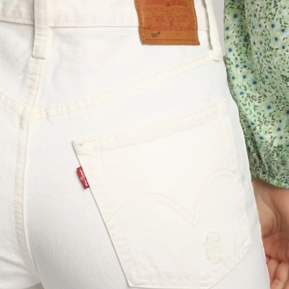 NWT Levi’s 501 High Rise Crop Jeans in Everything’s Fine White Distressed